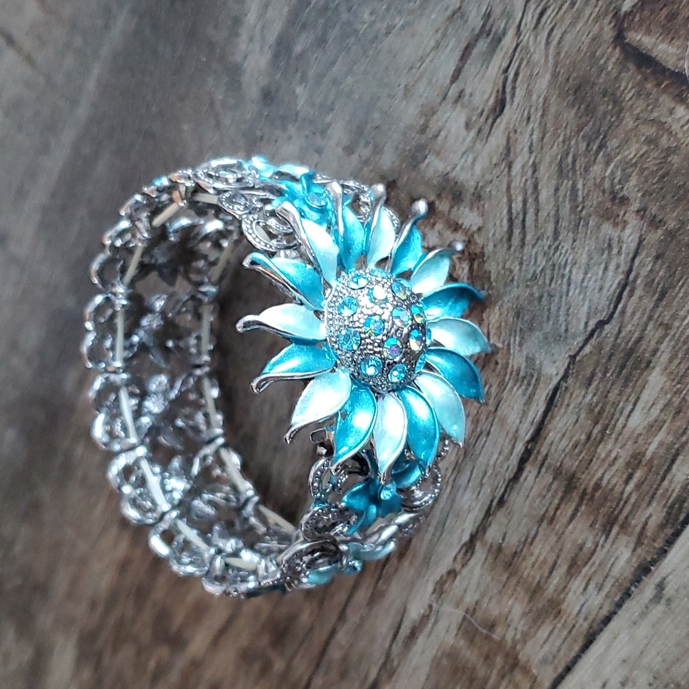 Aqua flower stretch bracelet